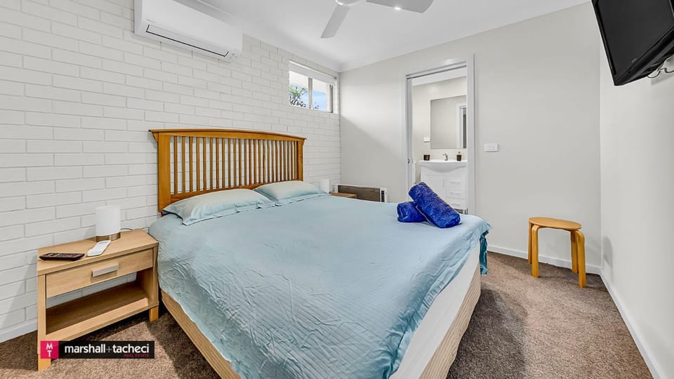Bed, TV and multimedia, Bedroom, air conditioner