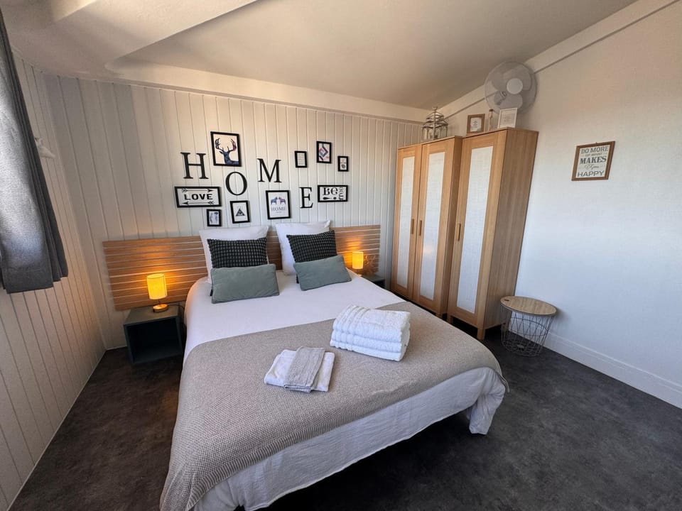 Bed, Photo of the whole room, towels