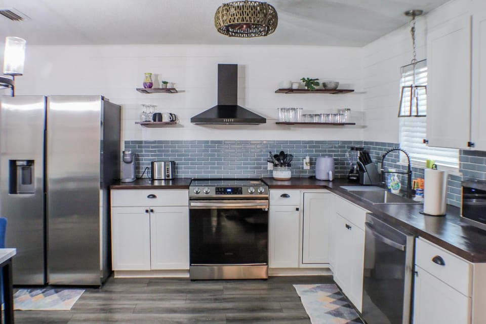 Coffee/tea facilities, Kitchen or kitchenette, dishwasher, minibar, oven, pet friendly, stove, toaster