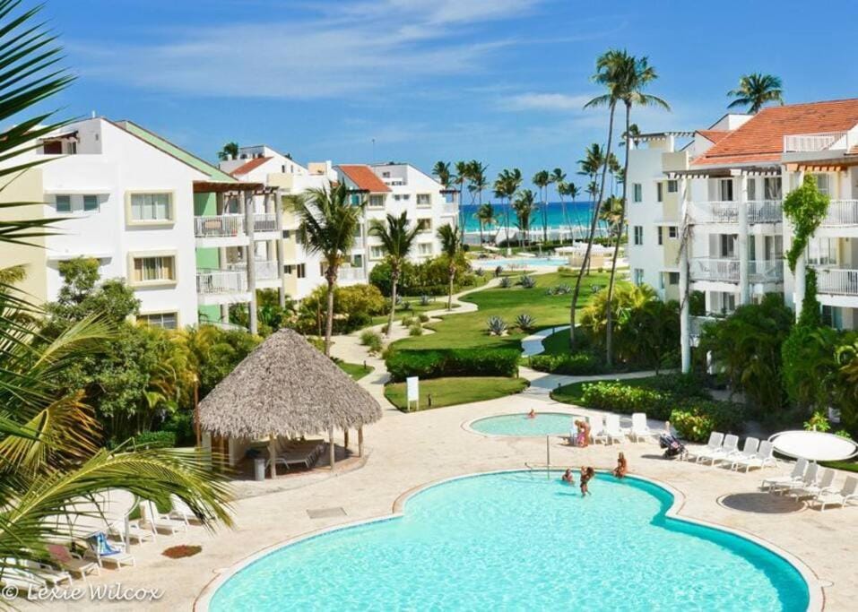 Property building, Natural landscape, Garden, Hot Tub, Beach, Garden view, Pool view, Sea view, Swimming pool, sunbed
