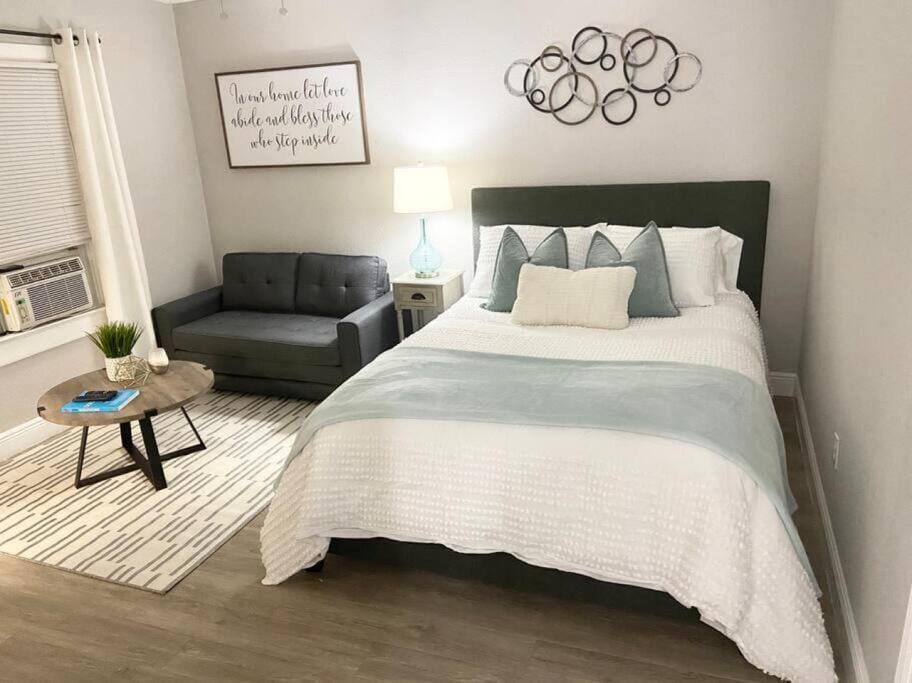 1 BD Apt close to Disney/Universal/Shopping/Dining Apartment in Kissimmee