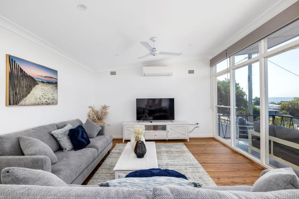 Communal lounge/ TV room, TV and multimedia, Living room, fireplace, air conditioner