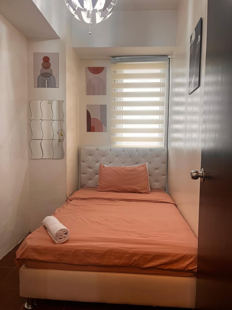 Bed, Photo of the whole room, towels