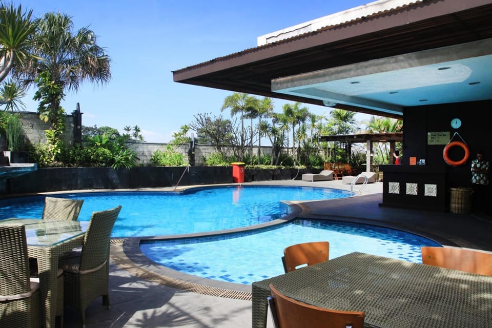 Property building, Day, Swimming pool