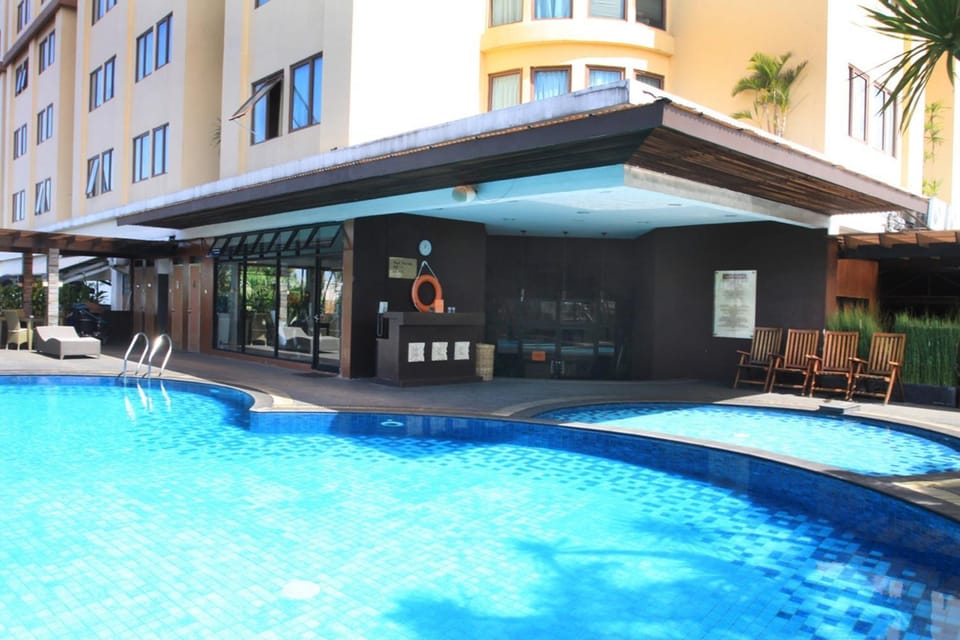Property building, Day, Swimming pool