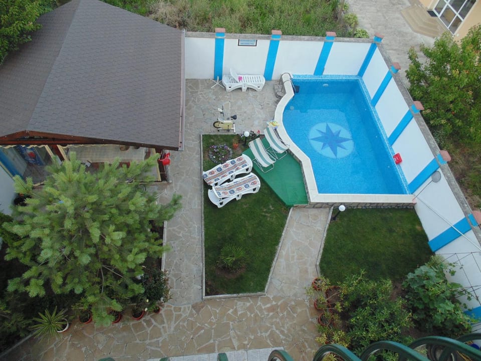 Bird's eye view, Garden, Diving, Garden view, Pool view, young children, older children, Family