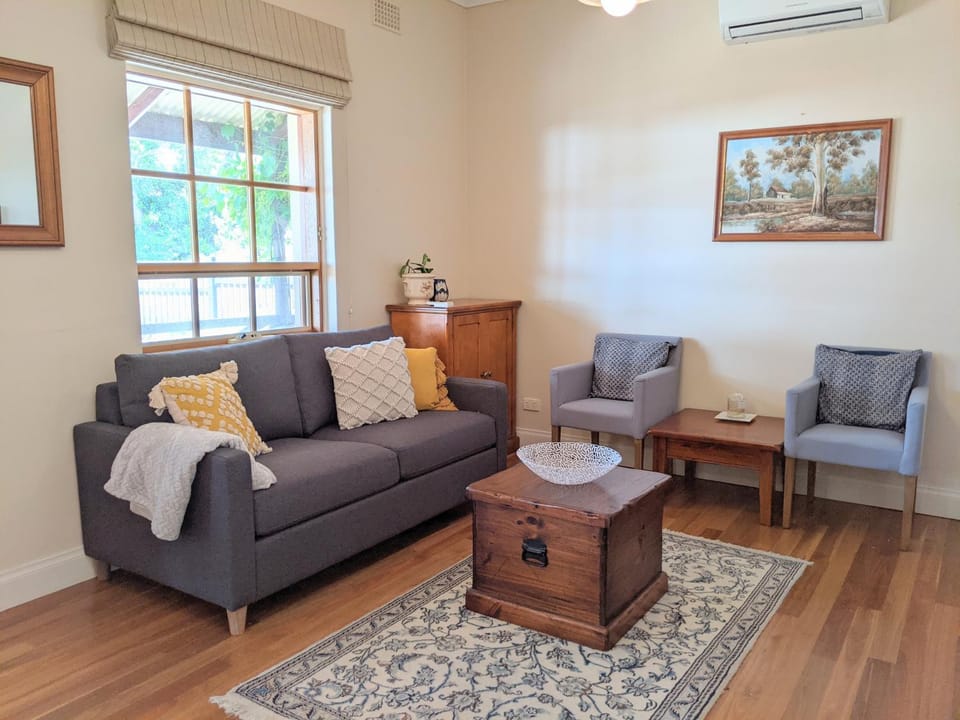 Living room, Seating area, air conditioner