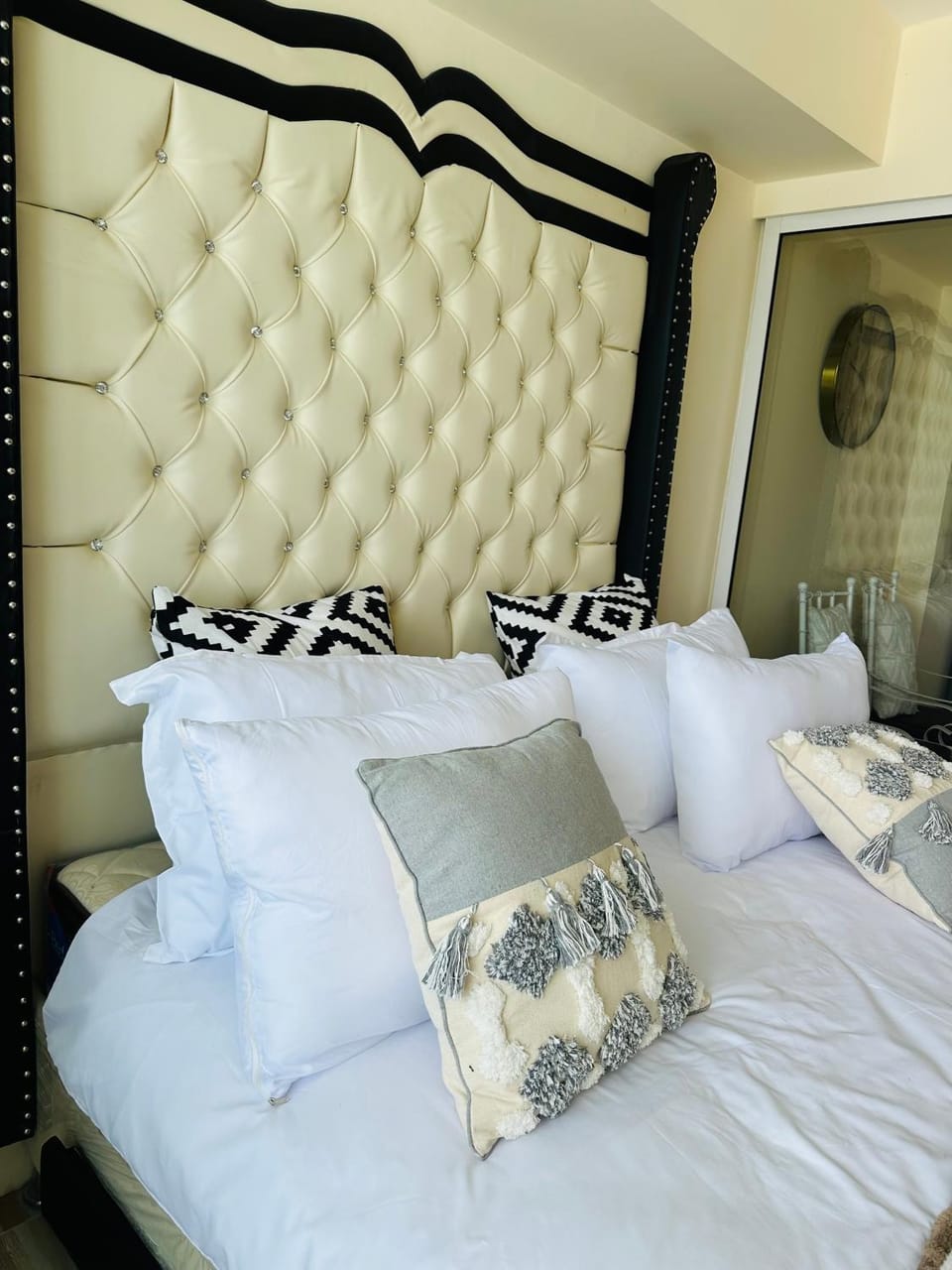 Azure Urban Resort - St Tropez Tower Staycation Unit with a European Touch Apartment in Paranaque