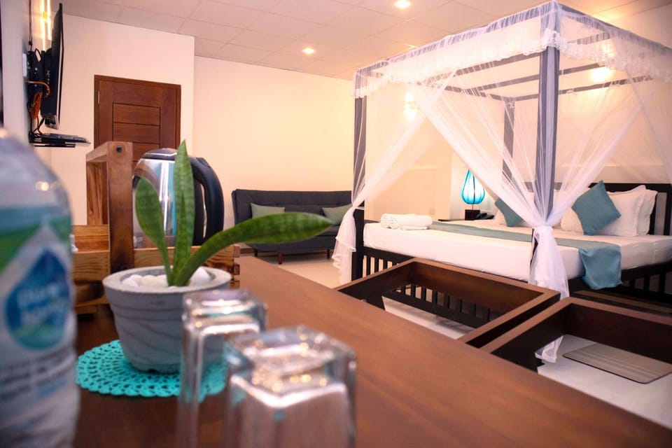 Bed, Photo of the whole room, Seating area, Dining area, Bedroom