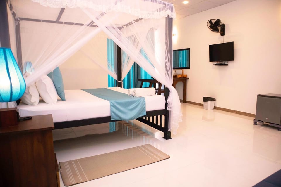 Communal lounge/ TV room, Communal lounge/ TV room, Bed, TV and multimedia, Photo of the whole room, Bedroom