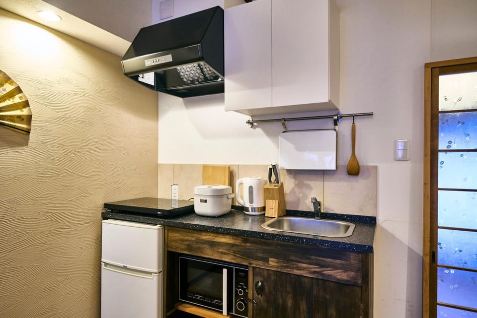 Kitchen or kitchenette, minibar