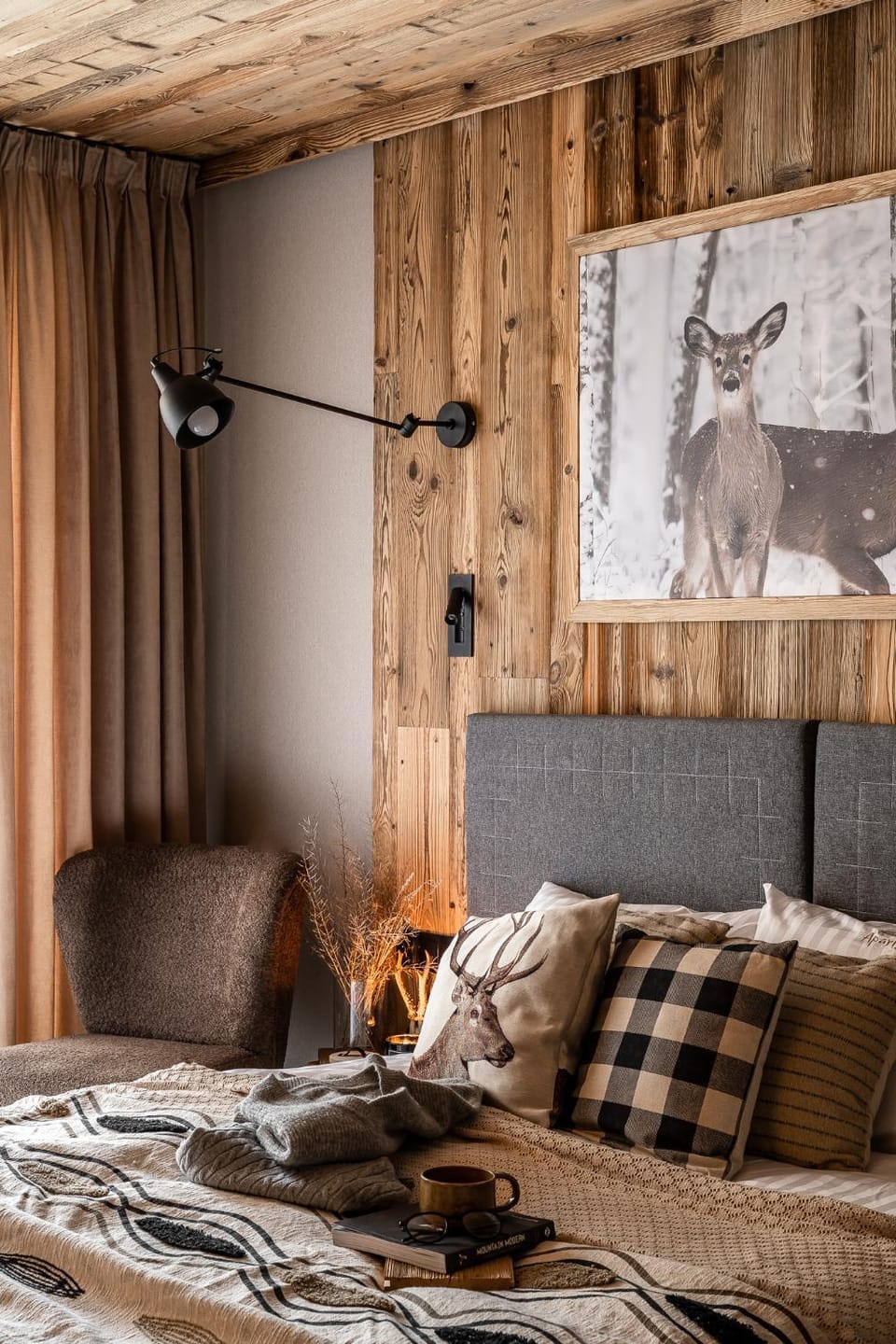 Bed, Photo of the whole room, Seating area, Bedroom