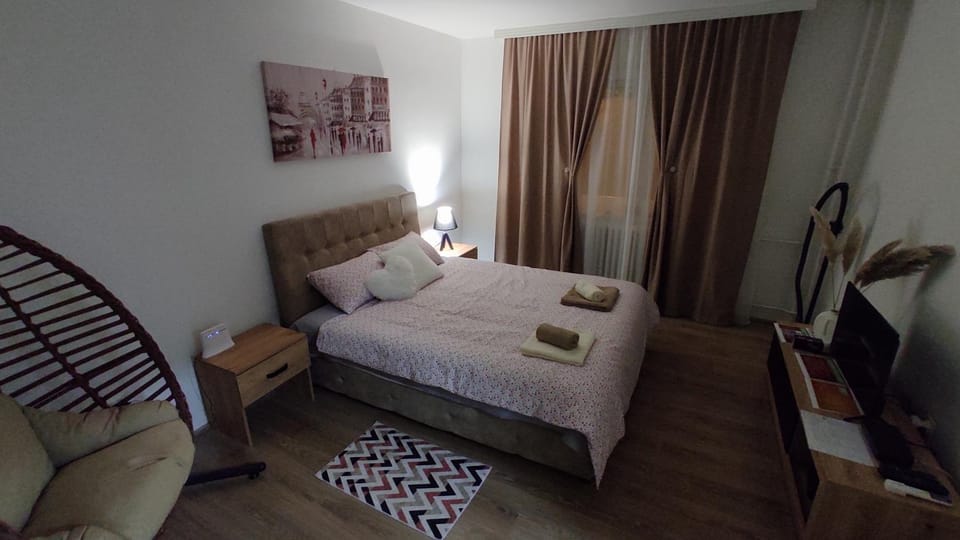 Bed, TV and multimedia, Photo of the whole room, Bedroom