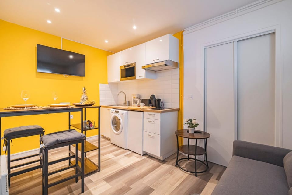 TV and multimedia, Living room, Dining area, minibar, stove