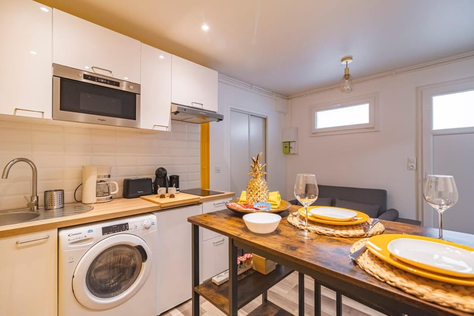 Coffee/tea facilities, Living room, Dining area, minibar, stove, toaster, washing machine