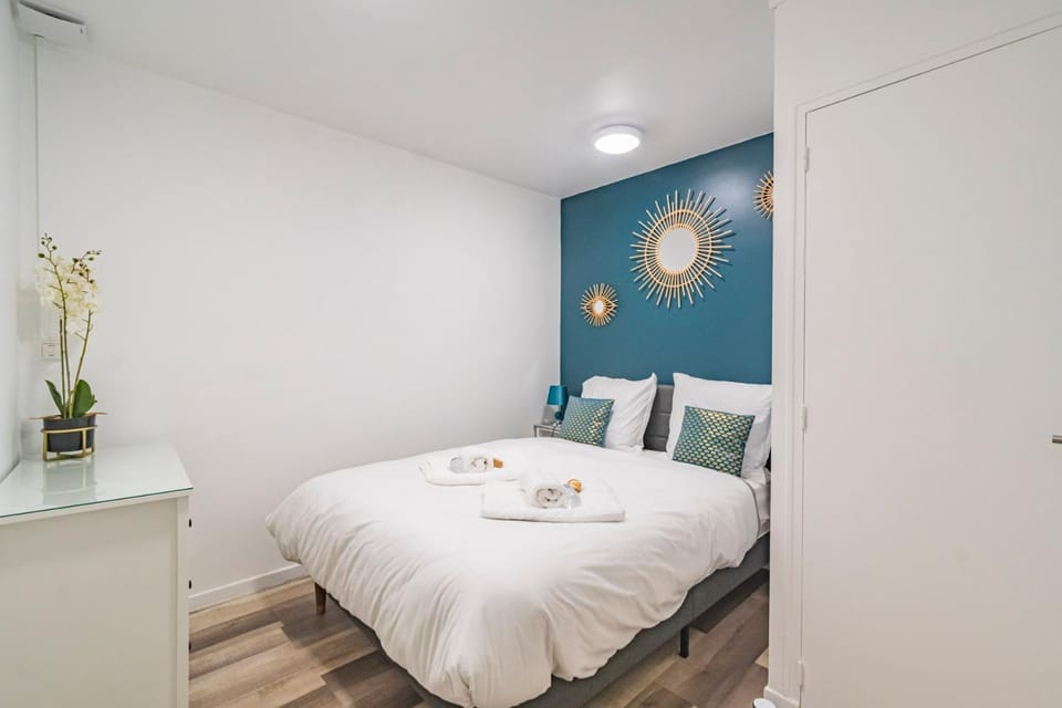 Bed, Bedroom, towels