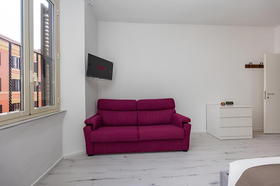 Communal lounge/ TV room, TV and multimedia, Living room, Seating area, Evening entertainment