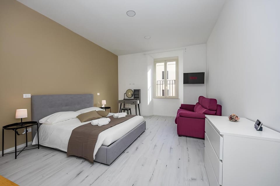 Bed, TV and multimedia, Living room, Photo of the whole room, Seating area, Bedroom