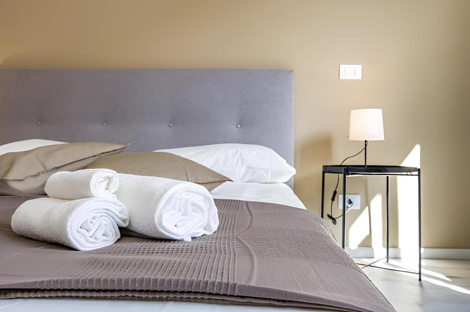Bed, Photo of the whole room, Bedroom, towels