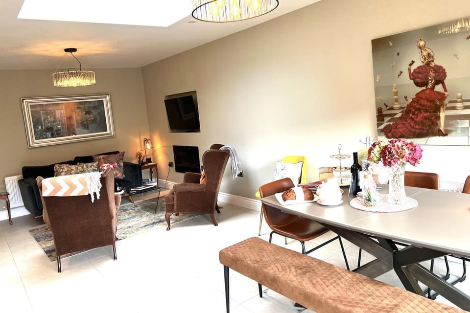 4 Bed House Sleeps 7 - Parking Garden Wifi House in Killarney