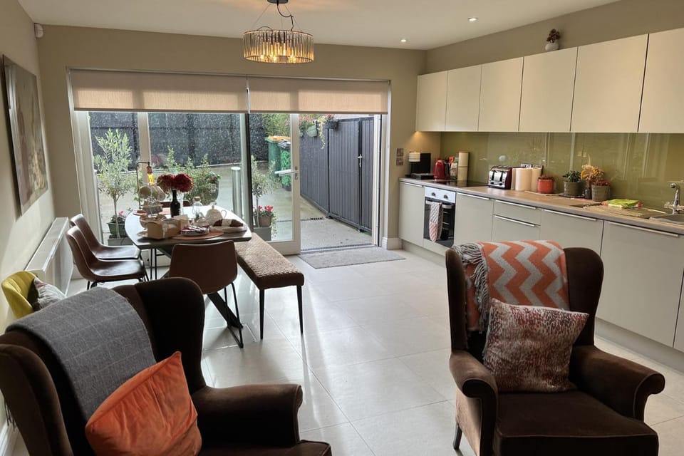 4 Bed House Sleeps 7 - Parking Garden Wifi House in Killarney