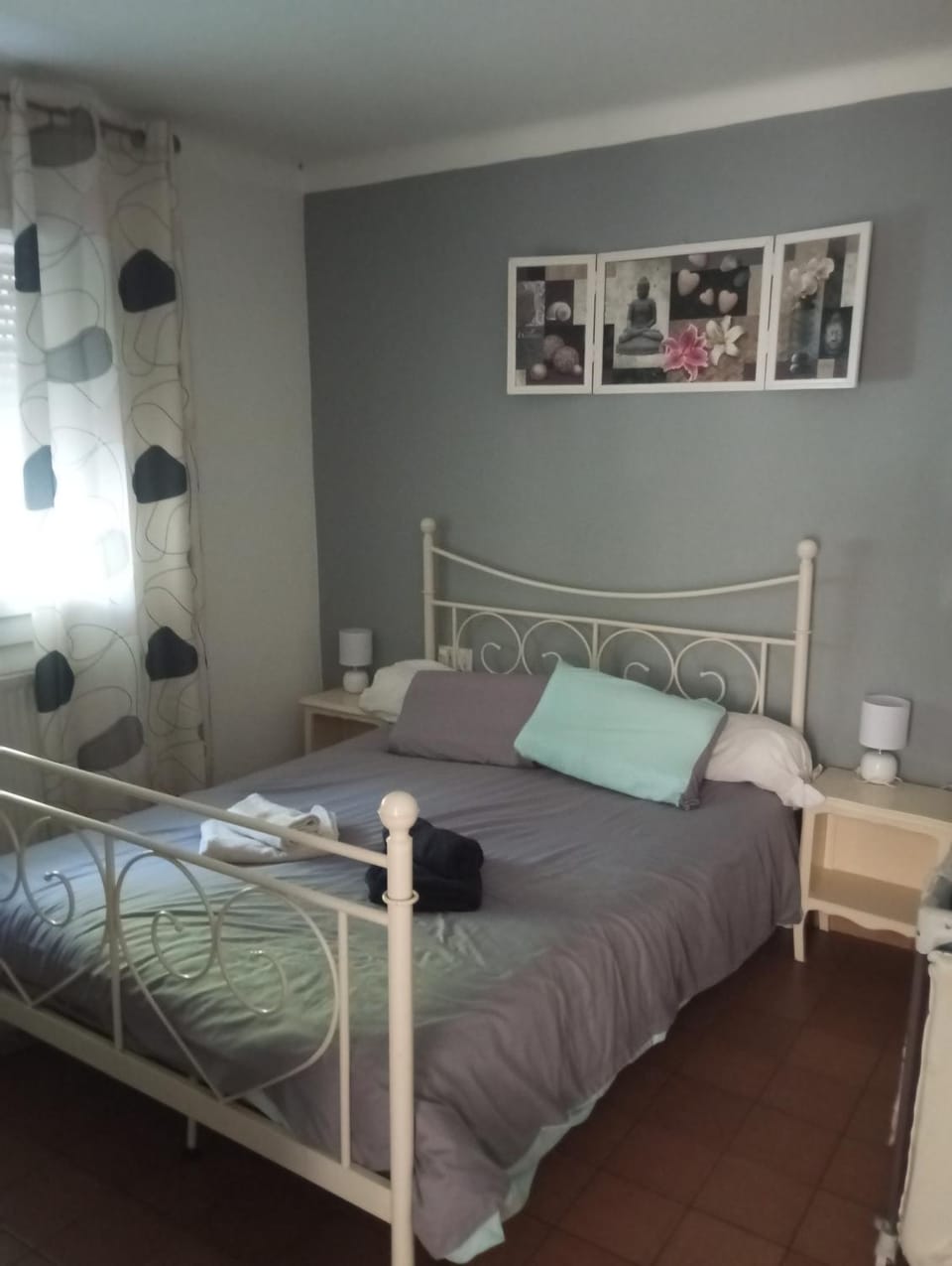 Bedroom, towels