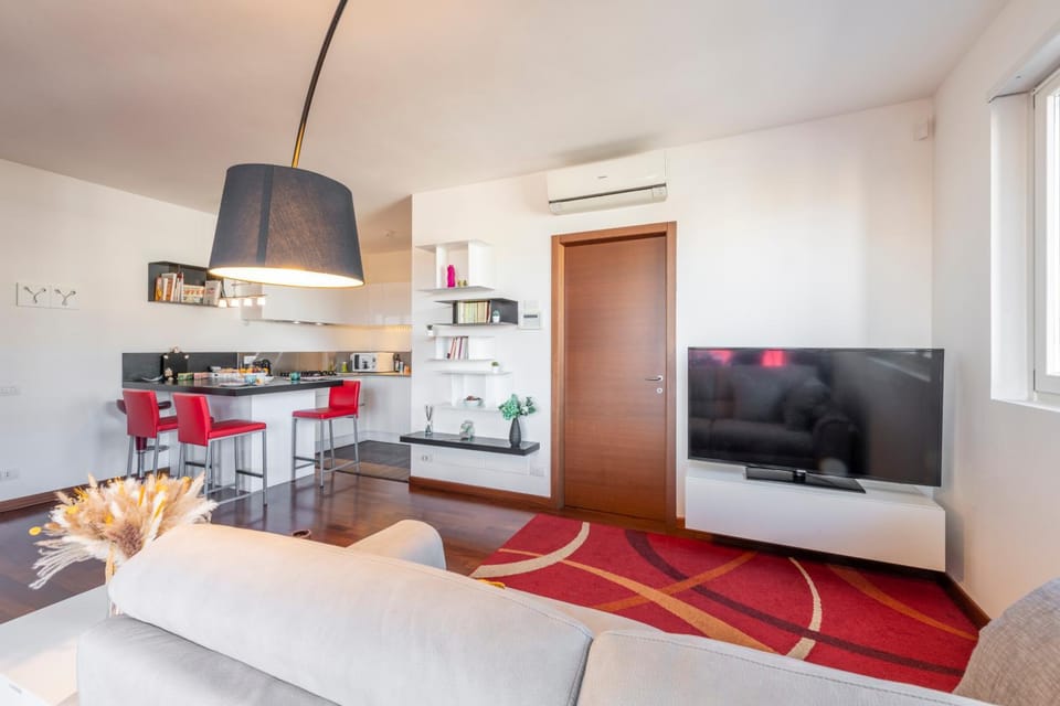 TV and multimedia, Kitchen or kitchenette, Living room, Seating area