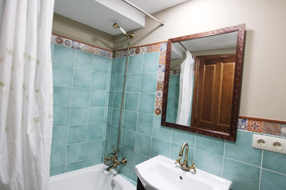 Shower, Toilet, Bathroom, Bath, towels