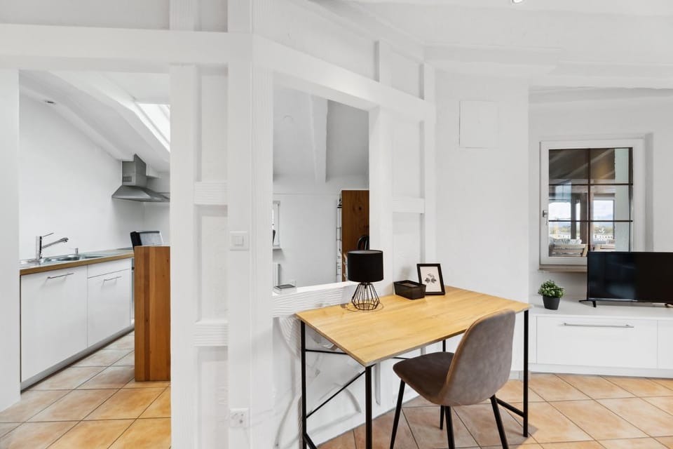 Kitchen or kitchenette, Living room, Seating area, Dining area, stove