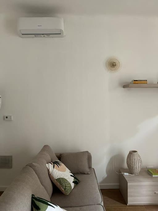 Living room, Seating area, air conditioner