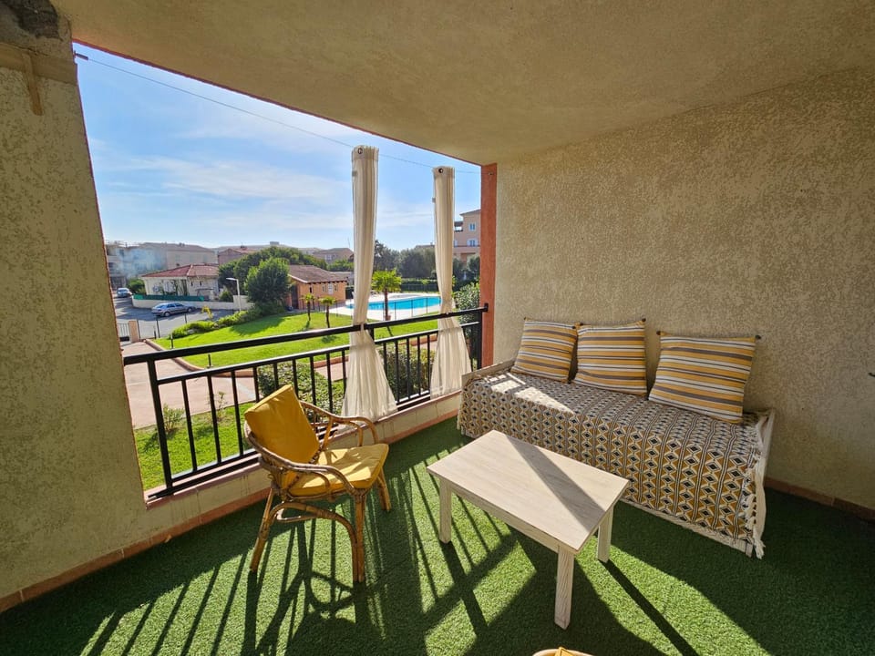 Day, Balcony/Terrace, Pool view
