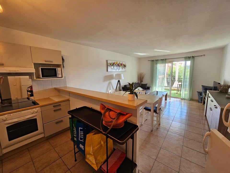 Dining area, pet friendly, stove