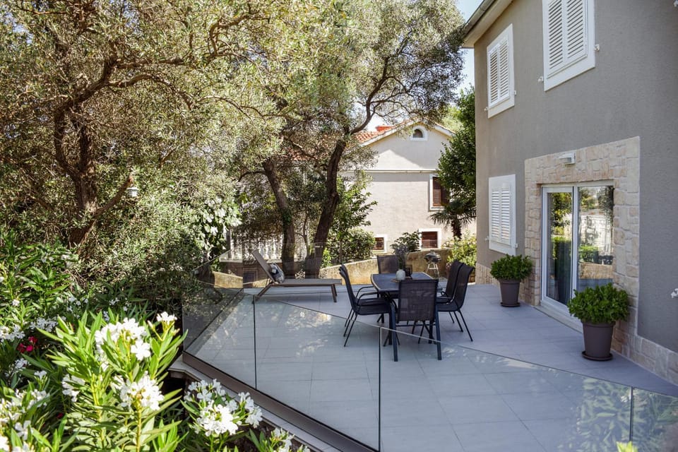 Day, Garden view