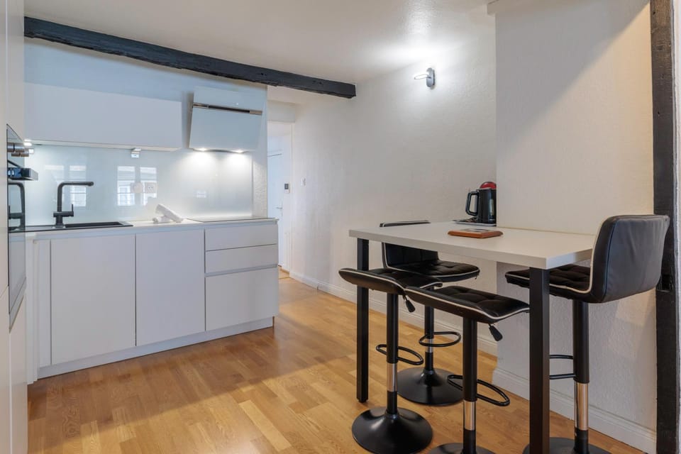 Kitchen or kitchenette, Dining area