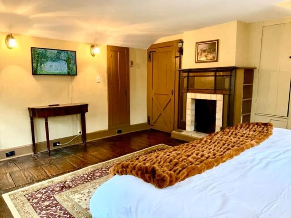 Bed, TV and multimedia, Bedroom