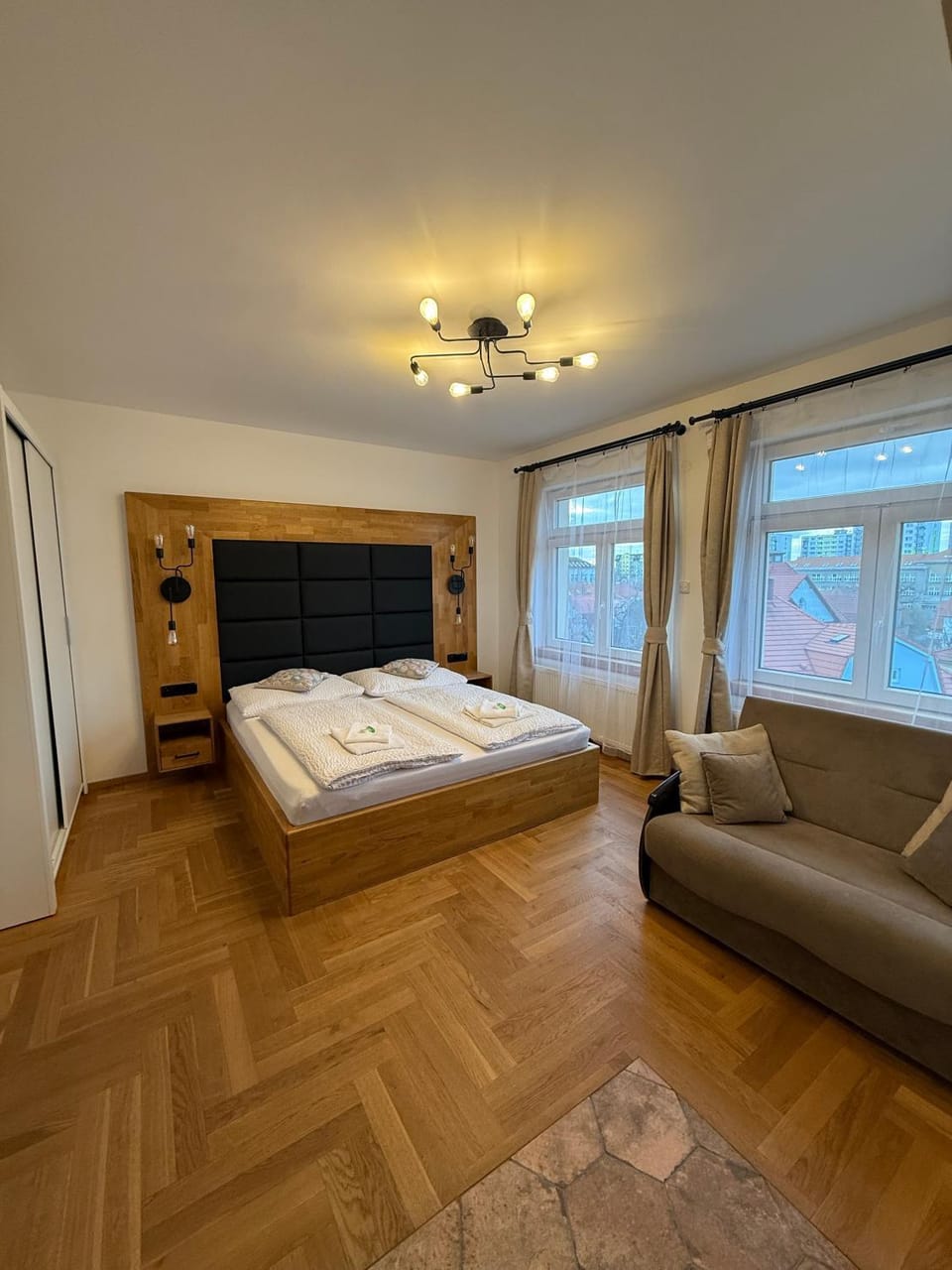 Bed, Living room, Photo of the whole room, Seating area, Bedroom