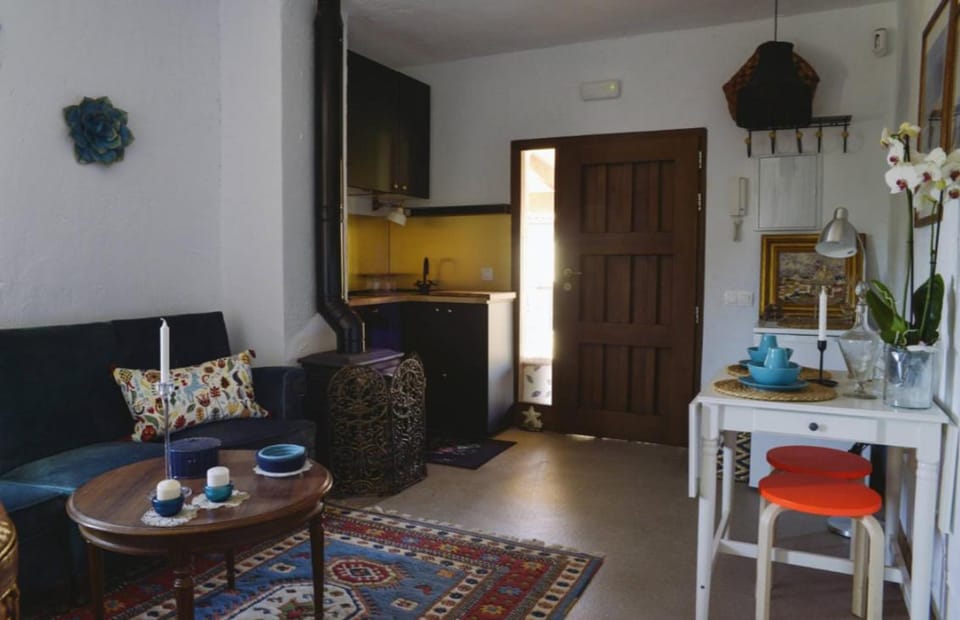 Kitchen or kitchenette, Living room, Seating area, Dining area