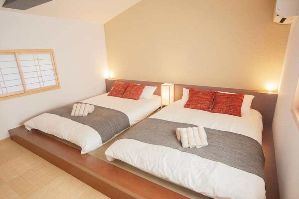 Photo of the whole room, Bedroom