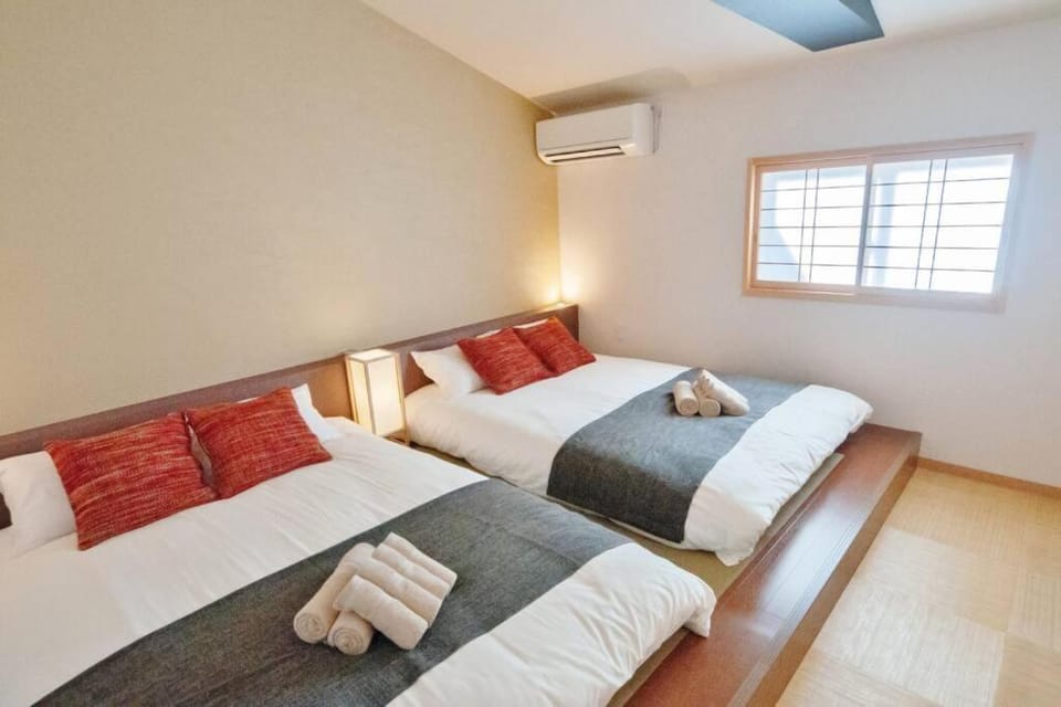 Photo of the whole room, Bedroom