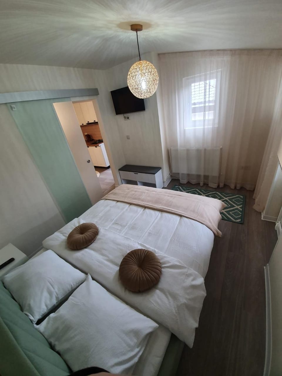 Bed, TV and multimedia, Photo of the whole room, Bedroom