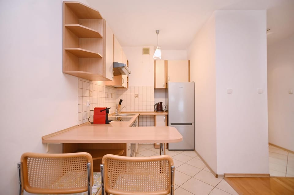 Kitchen or kitchenette, Dining area, stove