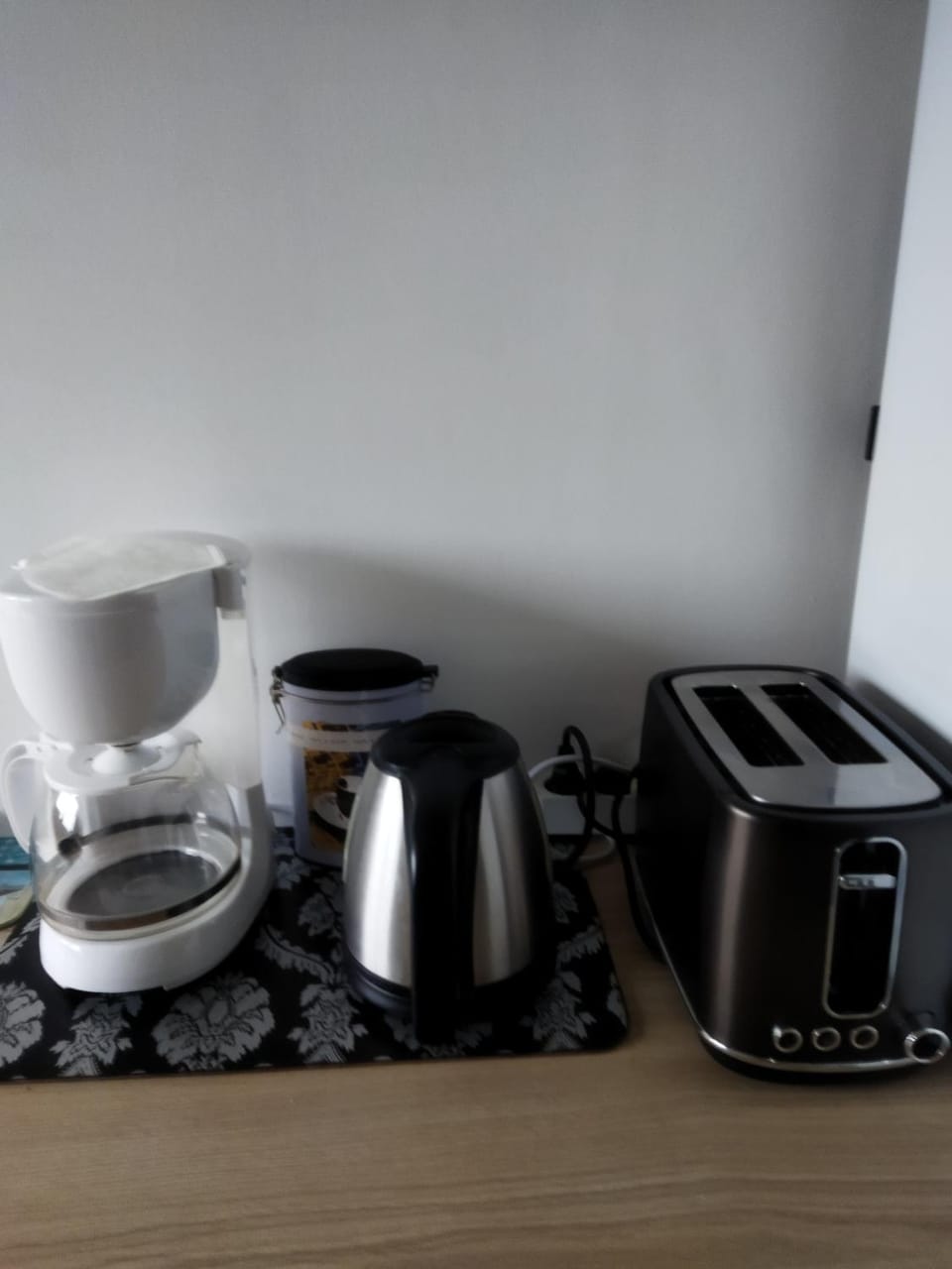 Coffee/tea facilities, toaster