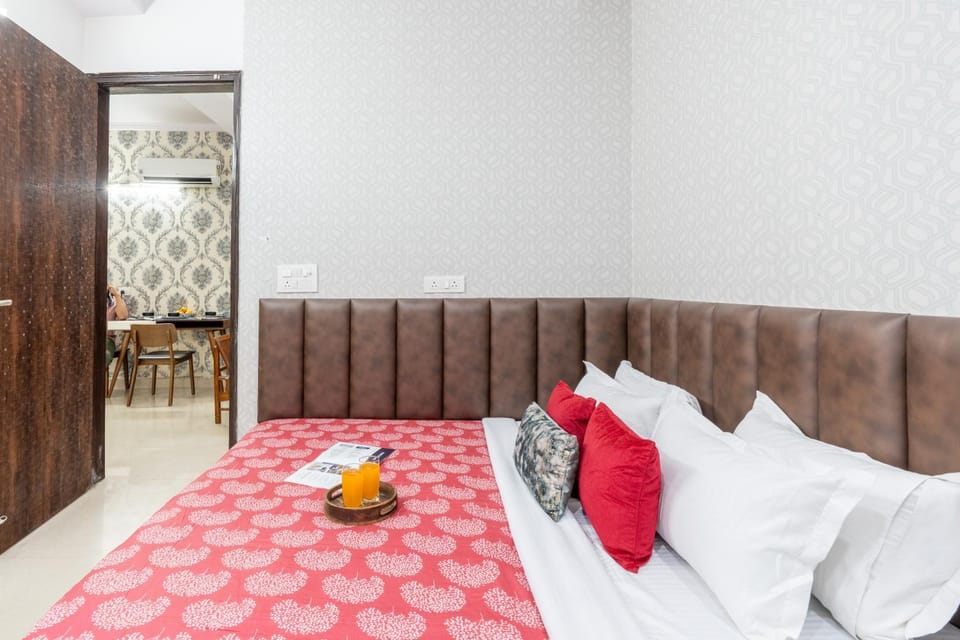 Bed, Food and drinks, Dining area, Food, Drinks