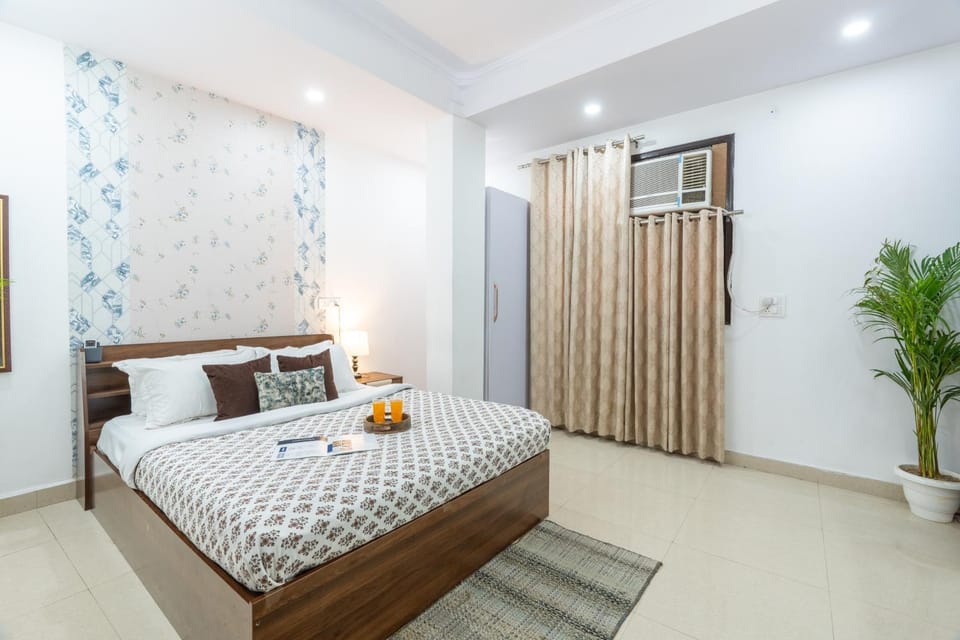 Bed, Food and drinks, Bedroom, wardrobe, air conditioner