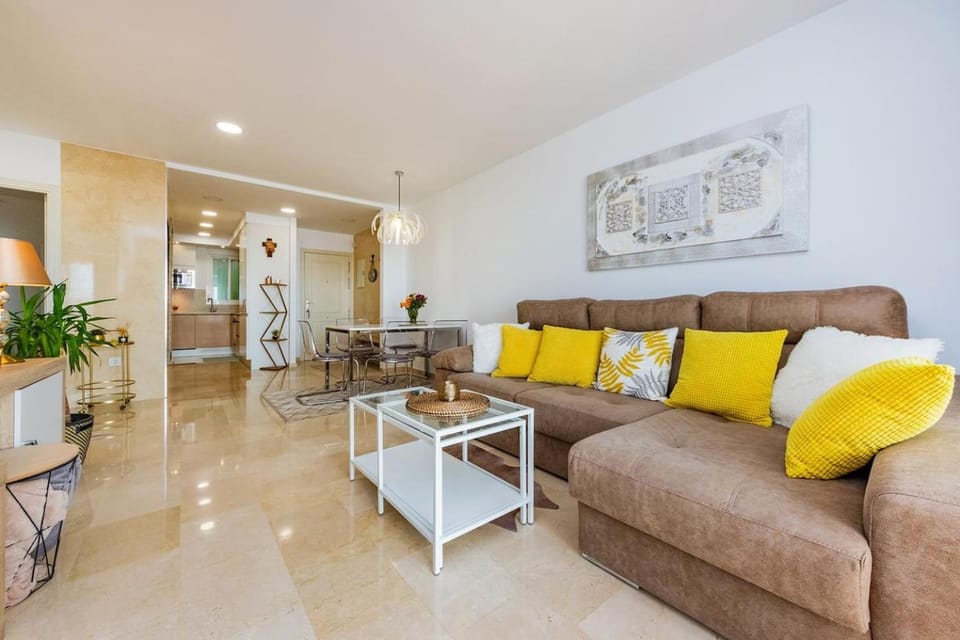 TV and multimedia, Kitchen or kitchenette, Living room, Seating area, Dining area