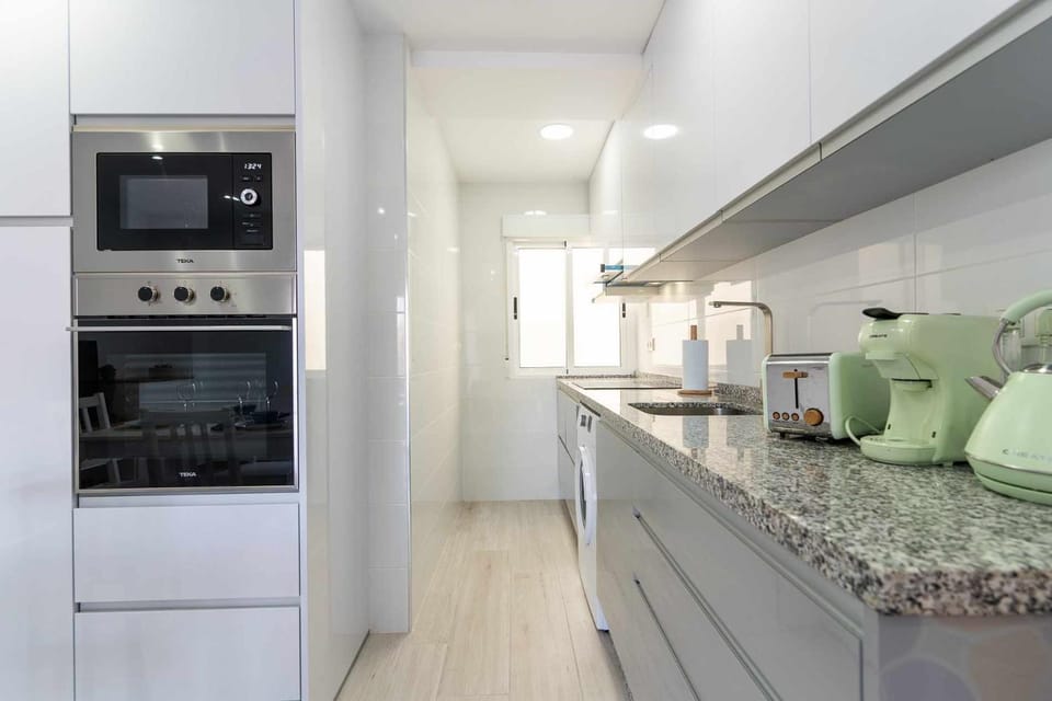 Coffee/tea facilities, oven