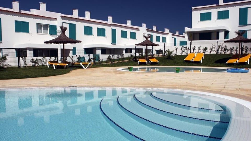 Swimming pool, sunbed