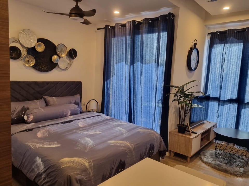 Bed, TV and multimedia, Bedroom