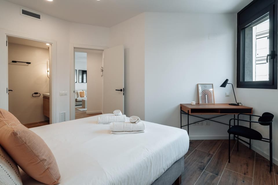 Bed, Photo of the whole room, Bedroom, towels