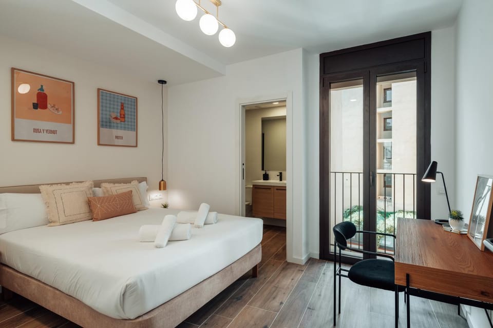 Bed, Photo of the whole room, Seating area, Bedroom